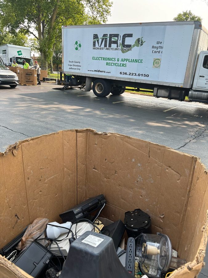 rog-photo-8-small Electronics recycling at UnDumpster Day